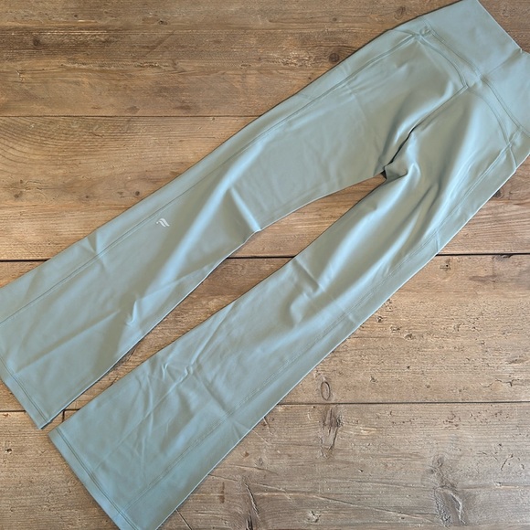 NWT- Fabletics Oasis Pureluxe HW Pocketed Kick Flare -SAGE GREY (32”) REG INSEAM - Picture 9 of 12
